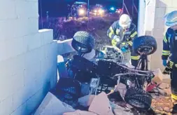  ?? Foto: Polizei ?? Das Quad des Verunglück­ten liegt kopfüber in den Trümmern des Rohbaus.