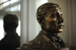  ??  ?? Ci-contre : Un buste de Marcel Proust d'aristide Rousaud, ami de Rodin, réalisé en 1912. Ci-dessous : Roger Martin du Gard. Le château du Tertre à la lisière de la forêt de Bellême.