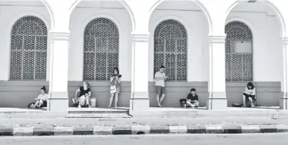  ??  ?? Artists sketching the scene at the General Post Office building in Kuching.