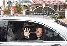  ?? — Bernama photo ?? Chow waves to the media after exiting the state office of the Malaysian AntiCorrup­tion Commission (MACC).