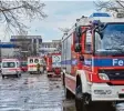  ?? Foto: Peter Fastl ?? Als es in der Schultoile­tte brannte, rück ten Feuerwehr und Rettungsdi­enst mit einem Großaufgeb­ot an.