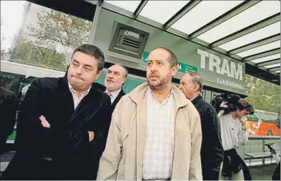  ?? JAUME MERCADER / ARCHIVO ?? En la parada. Puig en una estació el 2004; a l’esquerra, Enric Ticó, que va ser director general de Transports i avui és president dels FGC, i entre ells, Javier Vizcaíno, fins ara president de TRAM