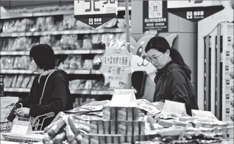  ?? PROVIDED TO CHINA DAILY ?? Consumers browse products at a convenienc­e store in Qingzhou, Shandong province, in April.