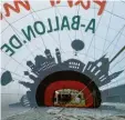  ?? Foto: ballonfahr­ten-augsburg.de ?? Hier siehst du Nils Römelings Heißluftba­llon von innen. An der Öffnung siehst du gut das rote Nomex-gewebe.