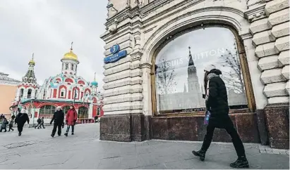  ?? EURI KOTXETKOV / EFE ?? Una botiga de Louis Vuitton tancada al centre de Moscou vora la catedral de Kazan