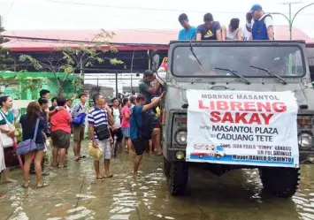  ?? — Princess Clea Arcellaz ?? LIBRENG SAKAY. The local government of Masantol provides free rides to passengers stranded in the municipal hall.