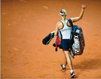  ?? Foto: Thomas Kienzle, afp ?? Nach ihrer Niederlage gegen Petra Kvitova verlässt Angelique Kerber den Platz.