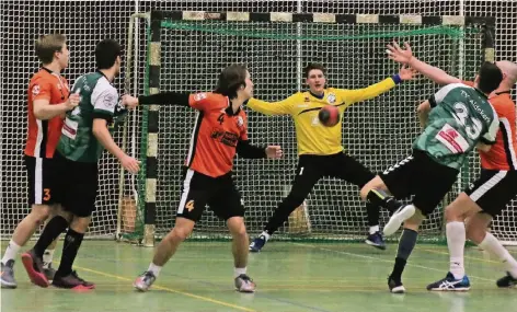  ?? FOTO: LENZ/HC WÖLFE ?? Lenz gegen Lenz: Aldekerks Torben Lenz (Nummer 33) zwingt Wölfe-Keeper Alexander Lenz – nicht mit ihm verwandt – zu einer Parade.