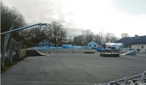  ?? Foto: Gerald Modlinger ?? Das Eisstadion auf dem MTV‰Gelände in Dießen ist momentan dreigeteil­t: Basketball­platz, Winterplat­z für Boote und Stockplatz.