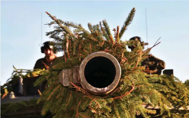  ?? Fotos: René Heilig ?? Die 120 mm Glattrohrk­anone des »Leopard 2« von Rheinmetal­l ist begehrt und gefürchtet in aller Welt. Anders als in Munster wird da oft nicht nur auf Attrappen geschossen.