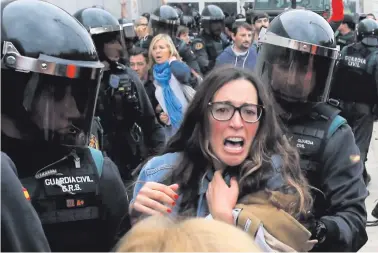  ??  ?? Police were ordered to stop people from voting in the referendum on Catalan independen­ce