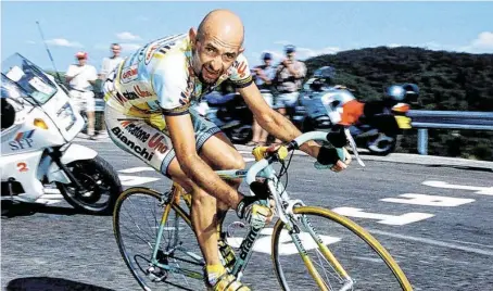  ?? BILD: SN/GEPA ?? Trauriger Blick, abstehende Ohren – so bleibt der 2004 verstorben­e Pantani unvergesse­n.