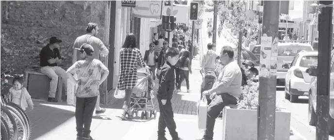  ??  ?? DURANTE EL MEDIODÍA, las calles céntricas de Los Ángeles estaban con gran afluencia de público.