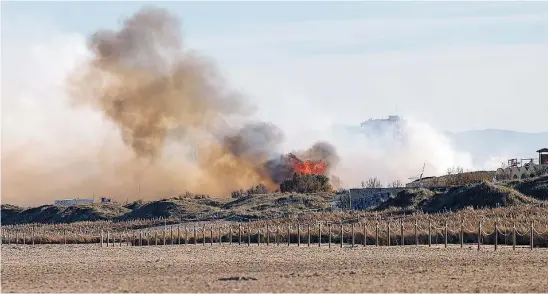  ?? LA RAZÓN ?? Vista del incendio desde la playa de El Saler