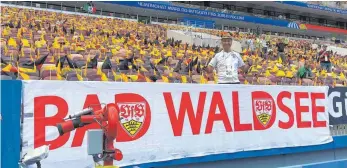  ?? FOTOS: LEUTER ?? Hajo Leuter macht mit seiner „Bad-Waldsee-Fahne“bei der Fußball-WM in Russland Werbung für seine Heimatstad­t.