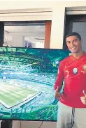  ??  ?? Cristiano siguió el partido de su selección en su casa de Turín.