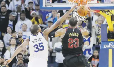  ??  ?? ¡TOMA!
Kevin Durant aseguró el triunfo de Golden State cuando desvió un intento al canasto de LeBron James en el cuarto parcial.