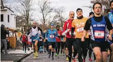  ?? FOTO: LARS HEIDRICH ?? Szene vom 42. Angerlauf des TuSpo Huckingen, den insgesamt 352 Laufsportl­er in Angriff genommen hatten.