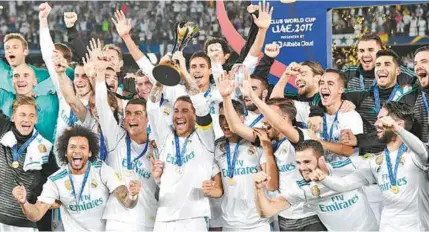  ?? AFP ?? Com a taça nas mãos de Sergio Ramos, jogadores do Real Madrid fazem a festa de mais um título do Mundial de Clubes: fome de conquistas