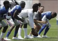  ?? JULIO CORTEZ — THE ASSOCIATED PRESS FILE ?? In this file photo, New York Giants defensive coordinato­r Steve Spagnuolo, second from right, works with players during NFL football training camp in East Rutherford, N.J. Spagnuolo’s defense carried the team to an 11-5record and a playoff berth in Ben...