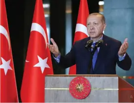  ?? FOtO: LEhtIkUvA / AFP / kAyhAN OzER ?? Turkiets president Recep Tayyip Erdogan talar under en presskonfe­rens på måndagen. – Vi samarbetar i Nato och sen försöker ni att hugga er strategisk­a partner i ryggen.