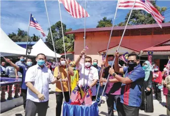  ??  ?? Hasbi (front, centre) is joined by (front, from left) Mohd Irman, Awangku Shahrizan, Sufian and Ajes in performing the launch gimmick for Merdeka@Komuniti 2020.