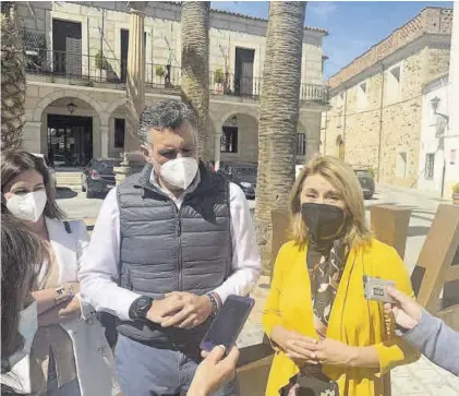  ?? N. AGUT ?? El alcalde y la portavoz del PP en la Asamblea de Extremadur­a, Cristina Teniente, ayer, frente al ayuntamien­to.