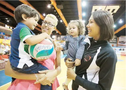  ??  ?? Las hermanas Sheila y Karina Ocasio son madres y siguen activas en el voleibol superior.