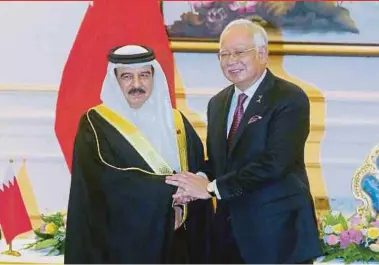  ?? PIC BY MOHD FADLI HAMZAH ?? Prime Minister Datuk Seri Najib Razak and Bahrain’s King Hamad Isa Al Khalifa in Putrajaya yesterday.