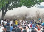  ?? PHOTOS BY ZHENG ZULIN, PAN JINCAO, ZHOU HONG AND LIN ZHIJIANG / FOR CHINA DAILY ?? The annual Qiantang River tidal bore, which is expected to be seen this year during the National Day holiday week, attracts tens of thousands of people from home and abroad.