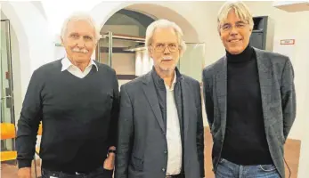  ?? FOTO: GÜNTER VOGEL ?? Julius Ogertschni­g, Professor Michael Koch und Christian Kuhlmann (von links) bei der Vernissage im Rathausfoy­er. Dort sind Arbeiten des Architekte­n Chen Kuen Lee zu erleben.