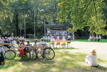  ?? FOTO: DMT ?? Idylle mit Live-Musik sonntags im Hofgarten.