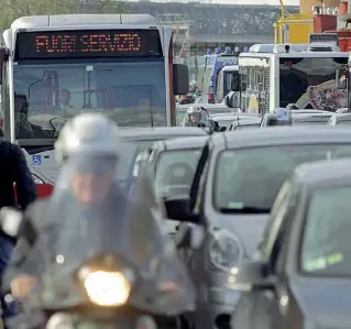  ??  ?? Traffico I romani passano di media più di un’ora a mezza al giorno sui mezzi di trasporto