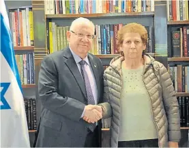  ??  ?? En Jerusalén. El presidente Rivlin y Sara Garfunkel, madre de Nisman.