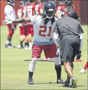  ?? CURTIS COMPTON / CCOMPTON@AJC.COM ?? Cornerback Desmond Trufant works with secondary coach Marquand Manuel in 2016. Manuel is now Atlanta’s defensive coordinato­r.