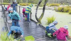  ?? FOTO: SANDRO JUNG ?? Die Kinder untersuche­n den Inhalt des Wassers.