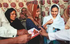  ?? AP ?? Members of Pakistan’s Christian community distribute sweets to celebrate the acquittal of Asia Bibi, in Multan, yesterday.