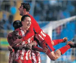  ??  ?? ALEGRÍA. Los jugadores del Atlético celebran un gol.