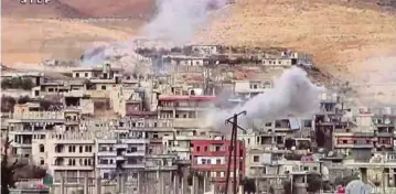  ??  ?? GAMBAR yang dipetik dari rakaman video menunjukka­n kepulan asap dari bangunan yang menjadi sasaran serangan udara tentera Syria di Wadi Barada, barat laut Damsyik, kawasan yang dikuasai kumpulan penentang, semalam. - AP