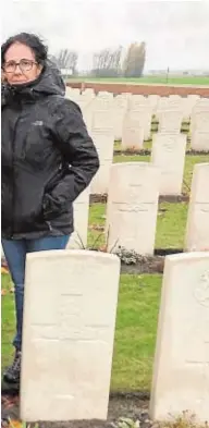  ?? FOTOS: ABC ?? El geólogo británico James Royall y la onubense Yolanda López, junto a sus hijas, han visitado Ypres para conocer la tumba de sus ancestros. A la derecha, Arthur Cedric Plant y Robert Churches, caídos durante la Primera Guerra Mundial.