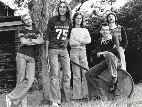  ?? ?? I Genesis nel 1972: da sinistra Phil Collins, Mike Rutherford, Tony Banks, Peter Gabriel e Steve Hackett