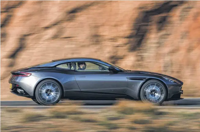  ??  ?? Lo stile Aston Martin è inconfondi­bile e le forme della DB11 sono forse le più affascinan­ti e coinvolgen­ti di sempre