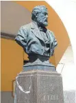  ??  ?? Das Denkmal Carl von Etzels im Brennerbah­nhof. Der Stuttgarte­r hat die Brennerbah­n geplant.