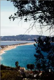  ?? (Photo Valérie Le Parc) ?? La moitié des Français seulement ont déjà réservé leurs vacances et ont choisi la mer à  %. Ici, la presqu’île de Giens.