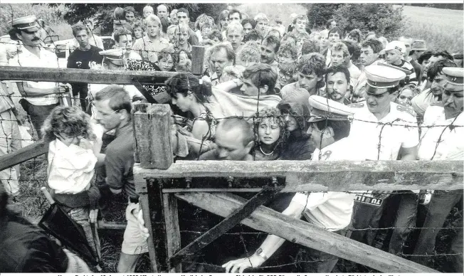  ??  ?? Massenfluc­ht: Am 19. August 1989 öffnete Ungarn anlässlich des Paneuropa-Picknicks für DDR-Bürger die Grenze – Hunderte flüchteten in den Westen