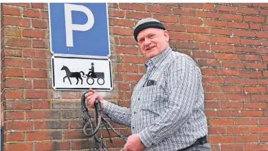  ?? RP-ARCHIVFOTO: STADE ?? Horst Welling und das „corpus delicti“: Die Stadtverwa­ltung möchte, dass der Wirt das Parkschild für Pferdefuhr­werke neben dem Eingang seines Biergarten­s abmontiert. Der Grund: Zu oft würden dort Autos parken, was dort nicht erlaubt ist.