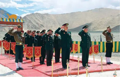  ??  ?? Independen­ce Day bonhomie between Indian and Chinese Border Troops in Eastern Ladakh