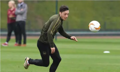  ??  ?? Mesut Özil prepares for the first leg of Arsenal’s Europa League semi-final against Valencia on Thursday. Photograph: Stuart MacFarlane/ Arsenal FC via Getty Images