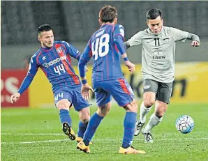  ??  ?? Chonburi’s Suttinun Phukhom, right, plays against FC Tokyo.