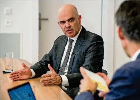  ??  ?? Gesundheit­sminister Alain Berset beantworte­te gestern die Fragen der 20-Minuten-leser. TAREK EL SAYED